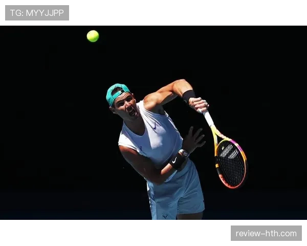 纳达尔训练完直接啃冰块降温，这自律也太狠了